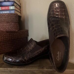 Clarks Women’s Bendables Brown Croc Alligator Embossed Loafer Slide On Shoes 10M